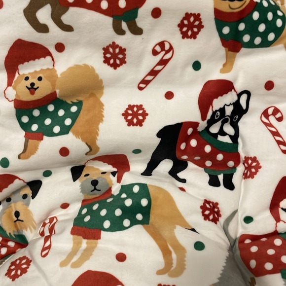 •NWT• WINTERGREEN // Dog-Themed holiday pattern sherpa blanket/throw // fleece - Picture 8 of 10
